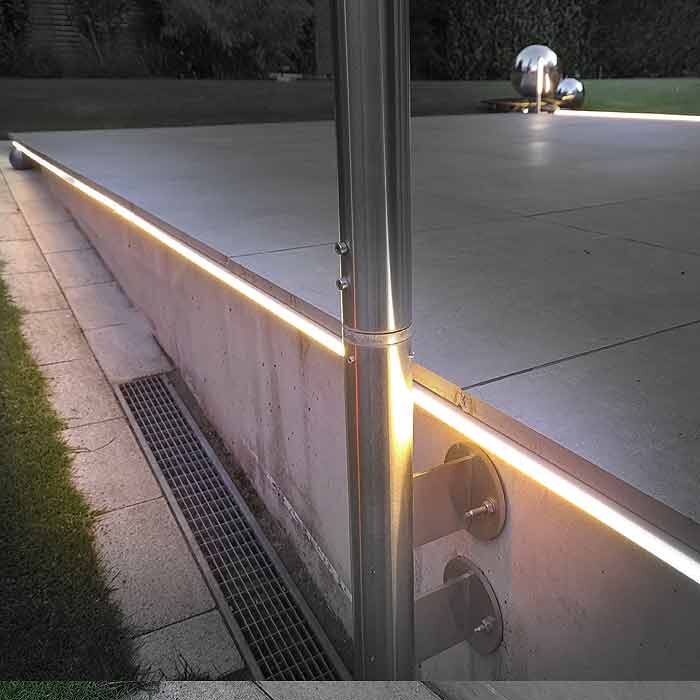 T-Serie als Lichtleiste in Terrasse integriert